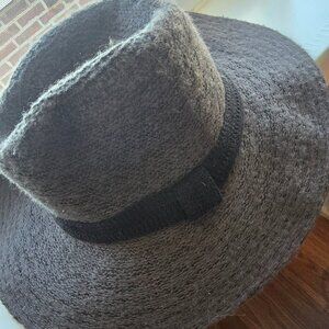 Large brim hat